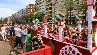 El Paseo de la Victoria se baña de colorido y claveles en la Batalla de las Flores