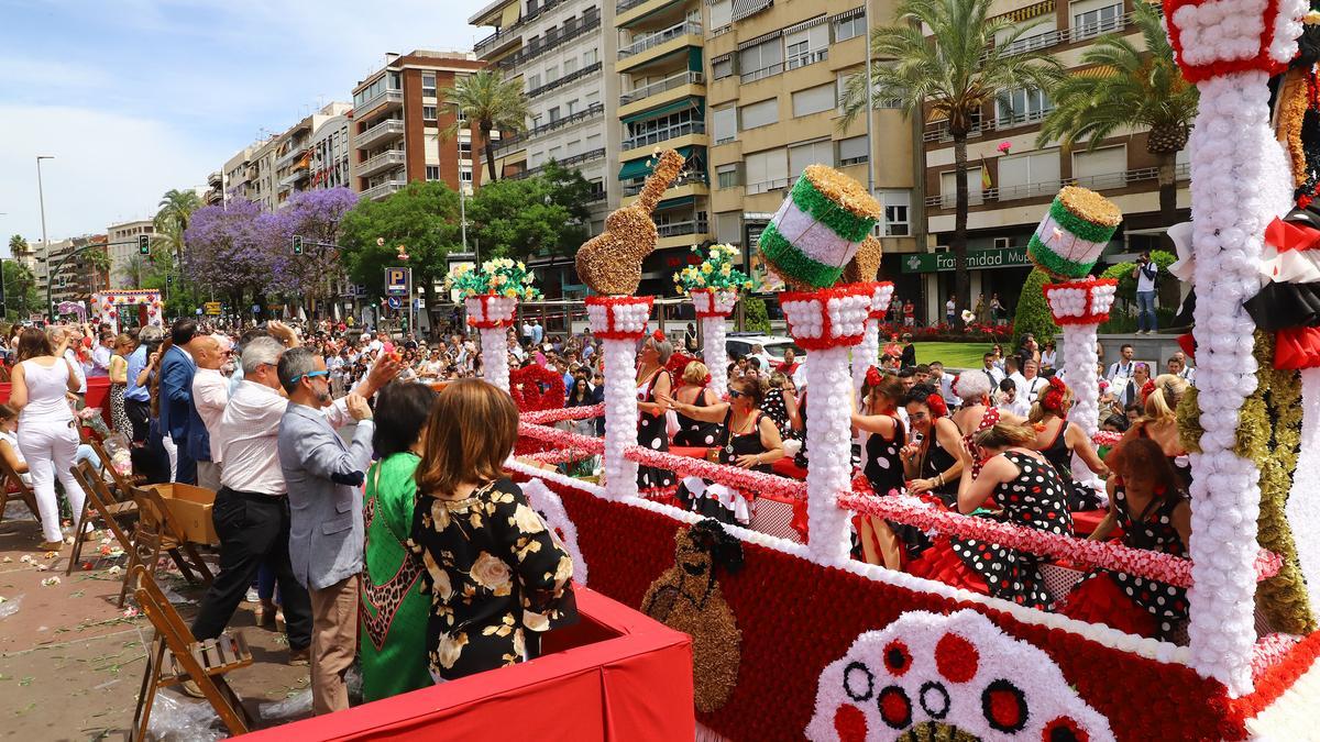 El paseo de la Victoria se llena de colorido con la Batalla de las Flores