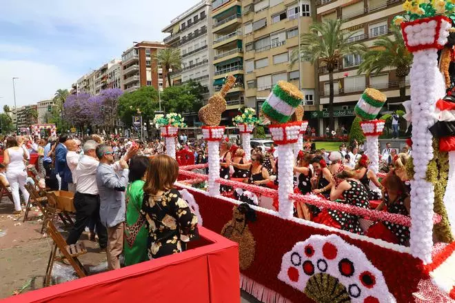 El paseo de la Victoria se llena de colorido con la Batalla de las Flores