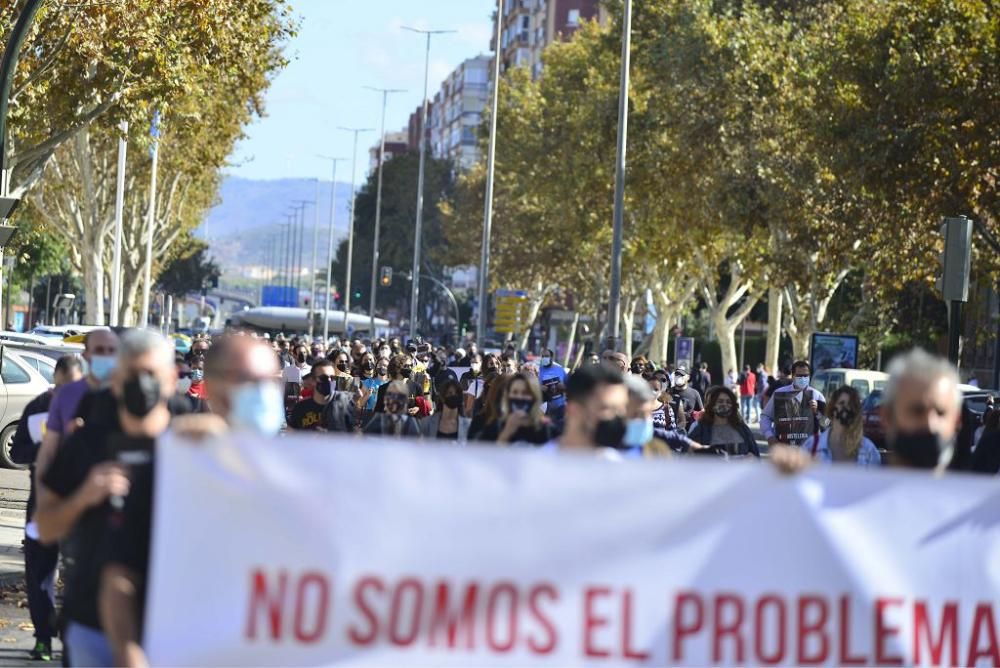 Los hosteleros protestan en las calles de Cartagena sin el apoyo de su patronal