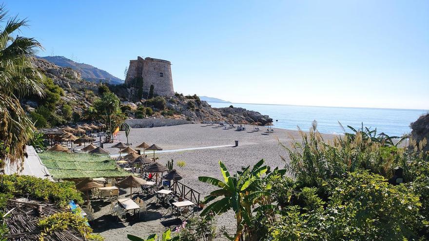 La playa familiar de Granada que se ha convertido en la favorita de los ingleses: "Tiene aguas tranquilas y vistas panorámicas"