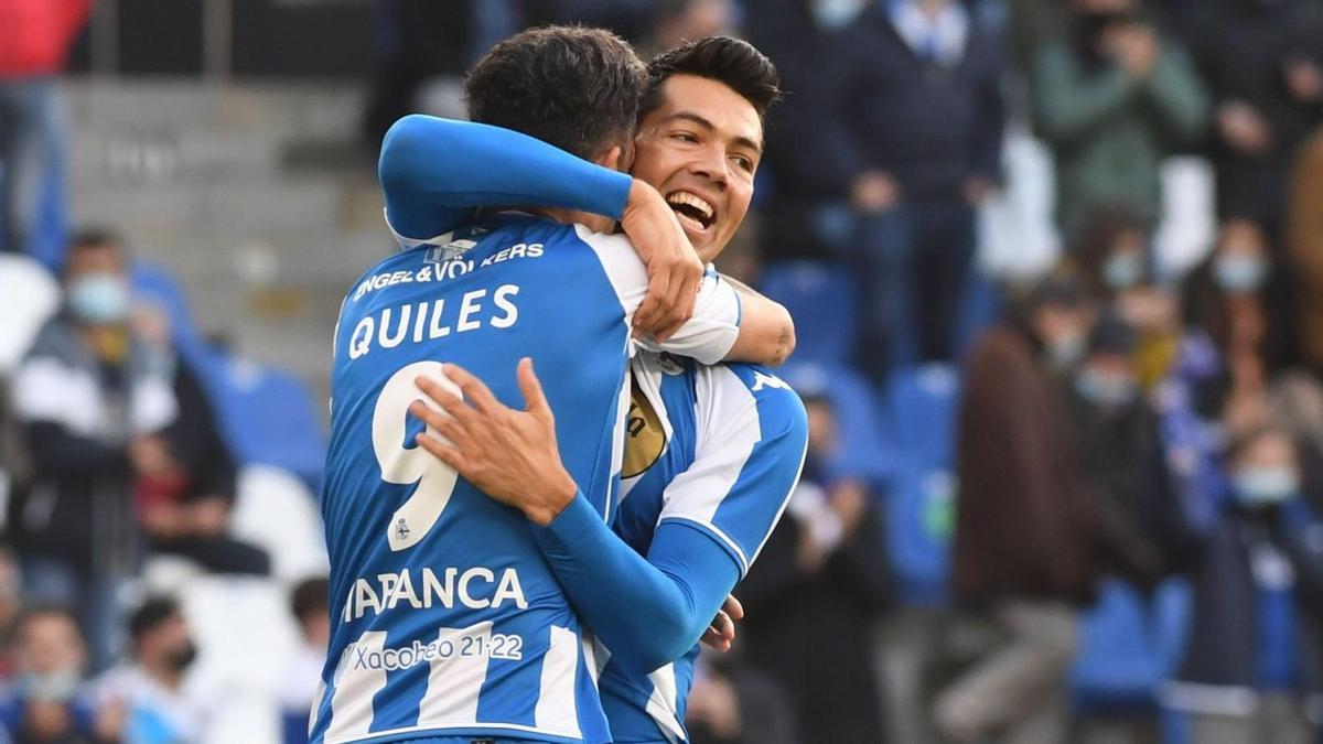 Miku felicita a Quiles durante el último partido liguero del año disputado en Riazor, frente al Valladolid B. |  // CARLOS PARDELLAS