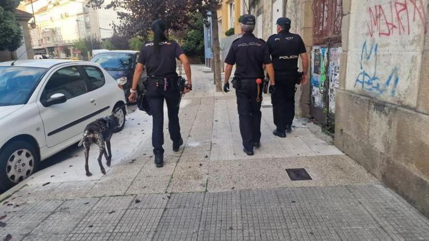 Buscan a un encapuchado tras atracar a punta de pistola una gasolinera en Rubiáns (Vilagarcía)