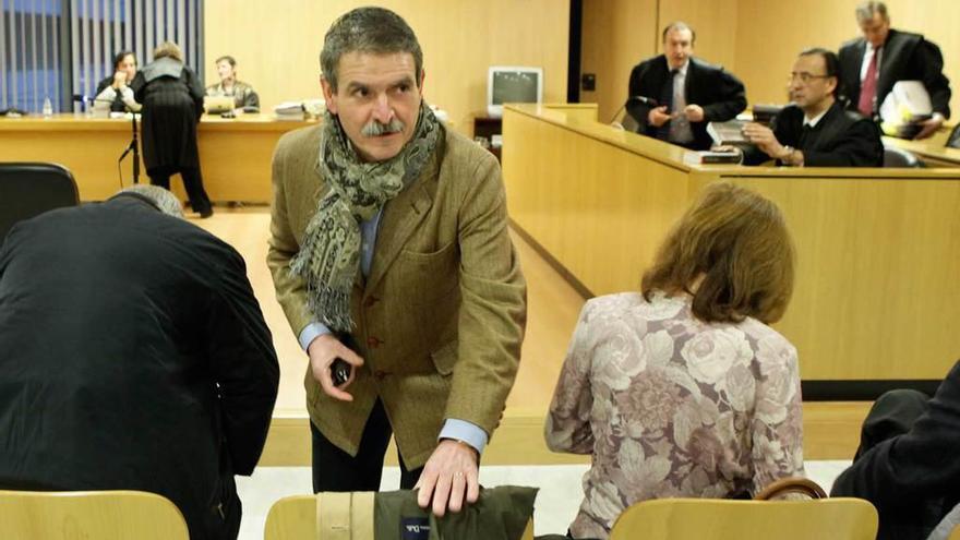 Víctor Zapico, tomando asiento al inicio de una de las sesiones del juicio anulado.