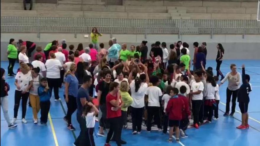 Jóvenes y mayores bailan en Jinámar