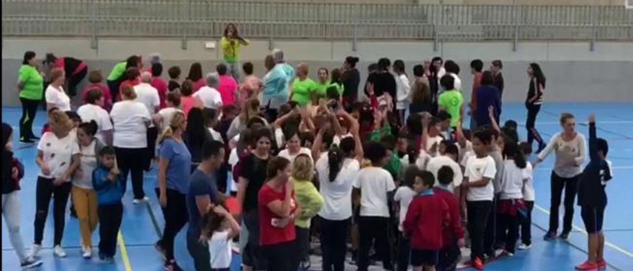 Jóvenes y mayores bailan en Jinámar