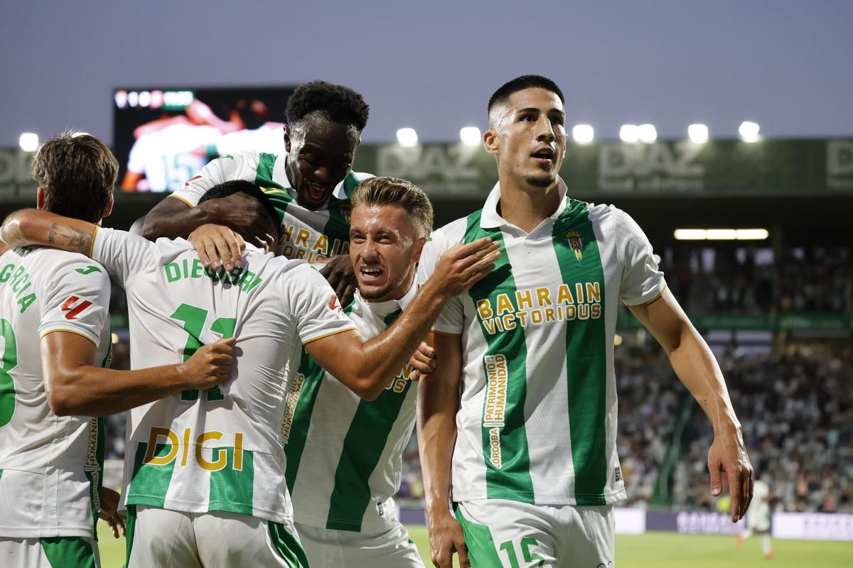 Víctor Sánchez celebra su gol junto al resto de jugadores del Córdoba CF.