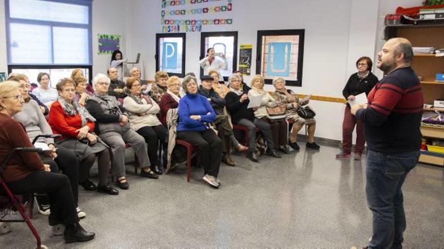 La gente mayor revisa su salud y aprende a cuidarse