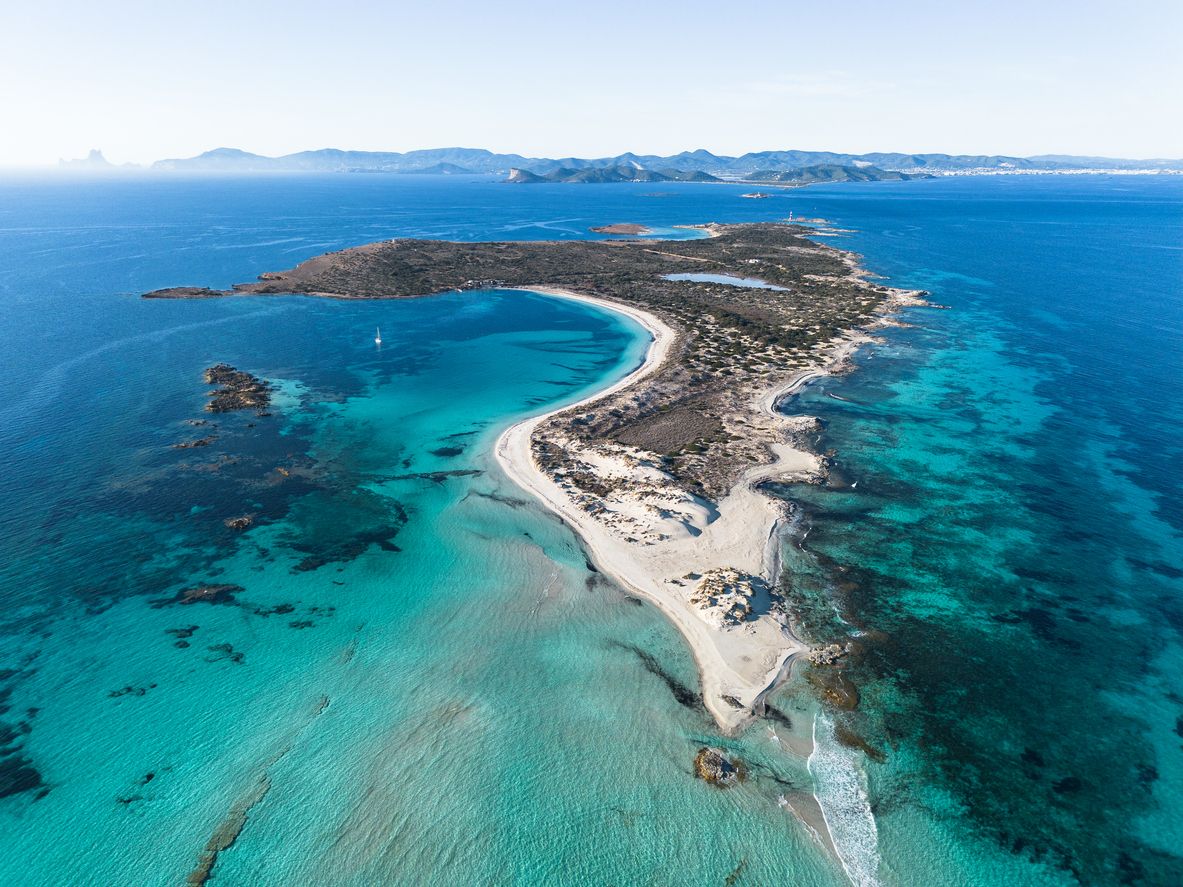 El Espalmador está separado de Formentera por un pequeño canal.