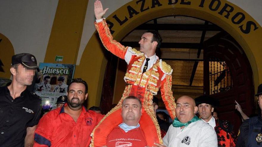 Puerta grande para Ponce,que gana la batalla a El Juli en Huesca