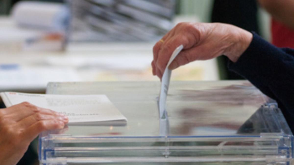Una ciudadana introduciendo su voto en la urna.
