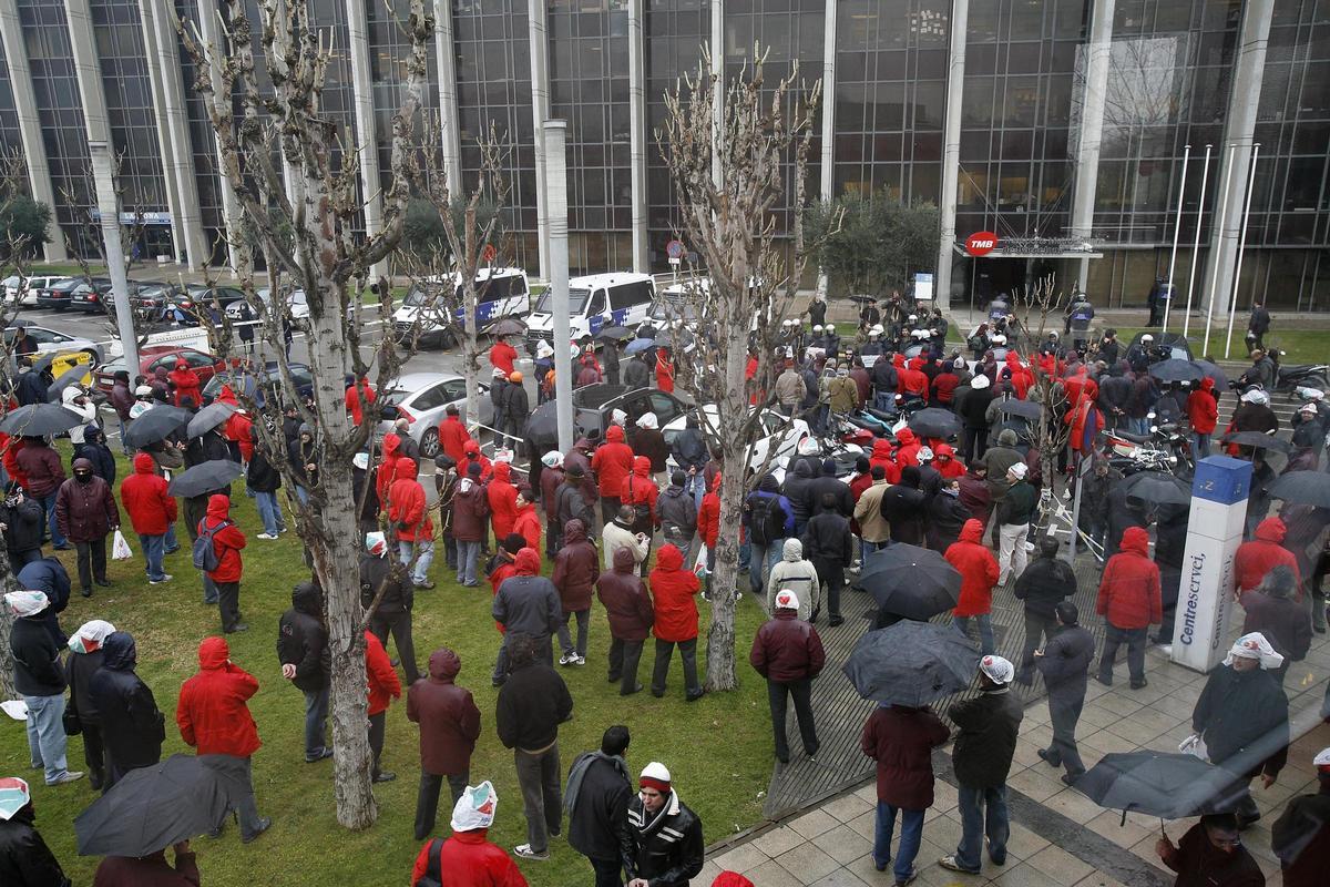 Enero de 2008. Protesta de conductores de TMB ante la sede de la empresa, durante una huelga de trabajadores