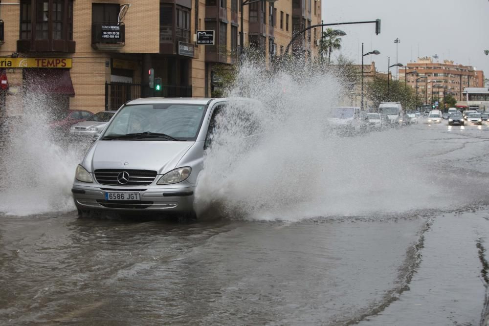 Tromba de agua que ha inundado la avenida Serrería en València.