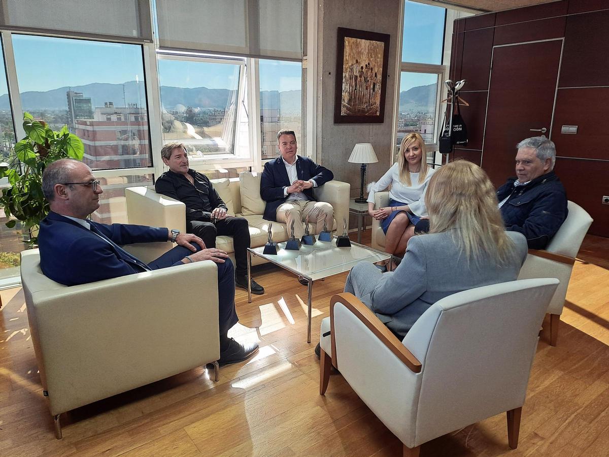 Reunión de Marín con los responsables de los centros distinguidos.