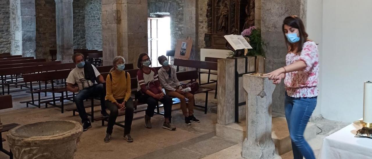 La guía Begoña Torres, en una visita a la iglesia de San Juan Evangelista de Santianes de Pravia.