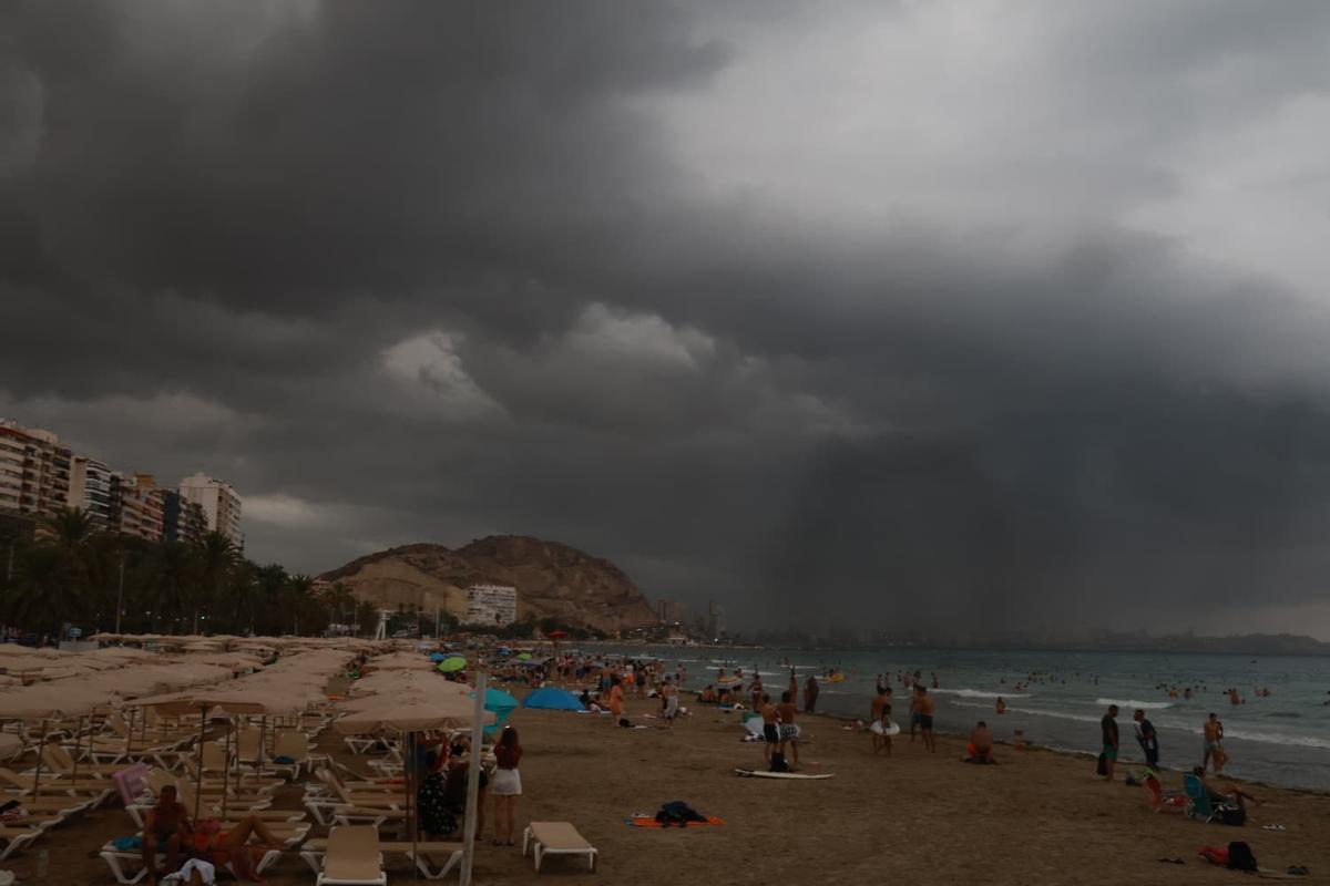 Así ha llegado la tormenta a la playa del Postiguet de Alicante