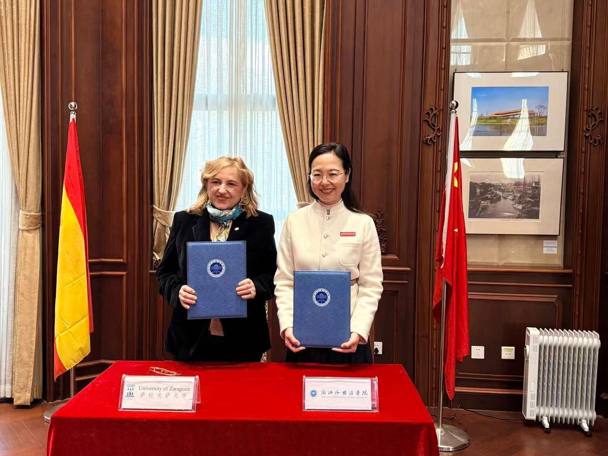 La rectora de la Univesidad de Zaragoza, Rosa Bolea, junto a la rectora de la Universidad de Estudios Internacionales de Zhejiang.
