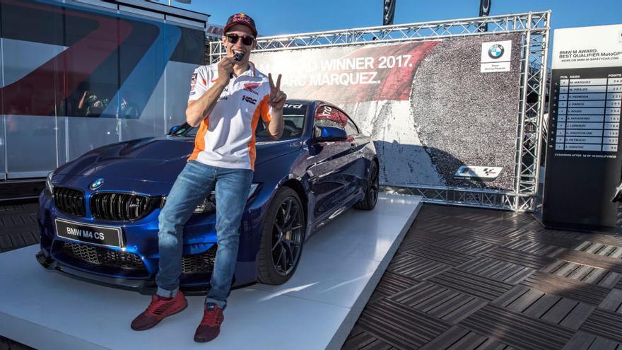 Márquez, junto al M4 CS que ha recibido al volver a ganar el BMW M Award de MotoGP.