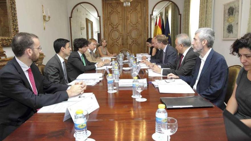 Integrantes de la Comisión Mixta durante la reunión celebrada ayer para aprobar los proyectos.