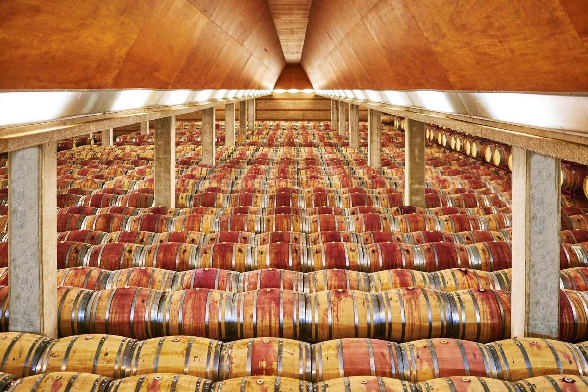La sala de barricas en las bodegas de Enate