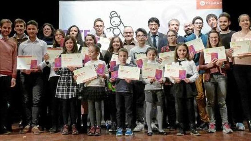 Òmnium Cultural va reconèixer anit un total de 18 joves, majoritàriament noies