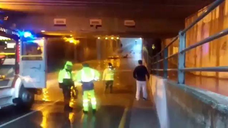 Bomberos y Policía Local auxilian a una conductora atrapada en el túnel de Beniaján