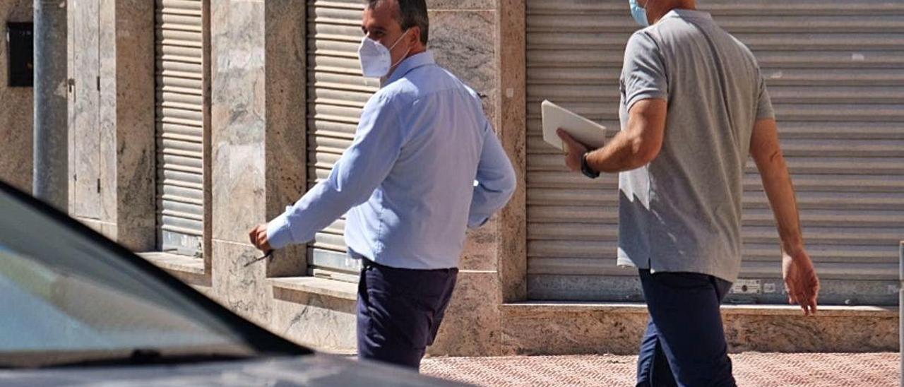 El alcalde y el concejal de Aspe saliendo ayer del Juzgado de Novelda por la puerta de atrás. ÁXEL ÁLVAREZ