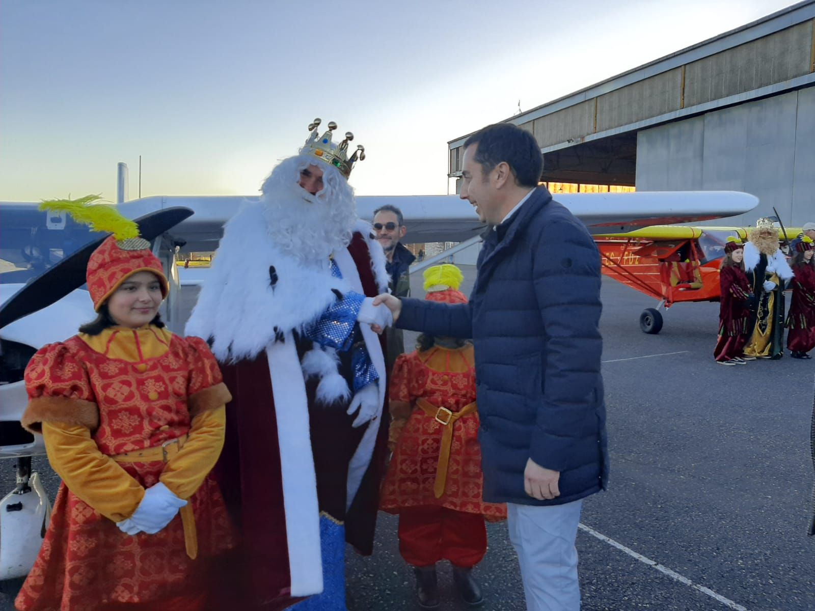 En imágenes: los Reyes Magos, en aeroplano hasta Llanera