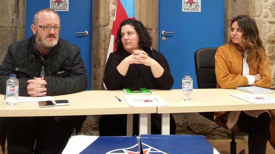 Lis Becerra, Belén Bouza e Isabel Reimúndez durante la rueda de prensa que dieron ayer en el local comarcal.