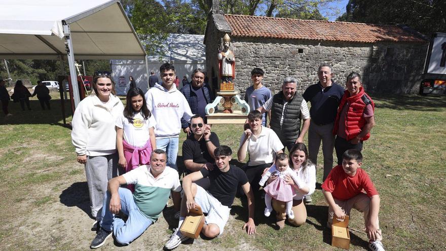 La juventud toma el relevo y mantiene viva la romería de San Cibrán en Tomeza