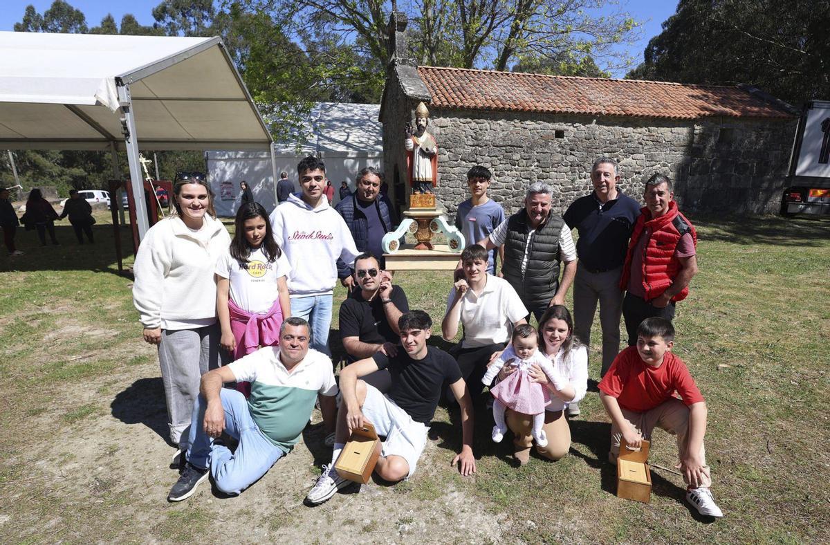 El grupo de jóvenes que forma la comisión de fiestas de San Cibrán de Tomeza, junto a familiares y amigos, este domingo.