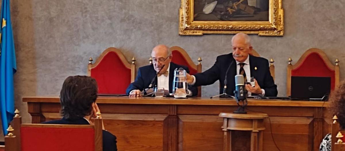 Por la izquierda, Juan Luis Rodríguez-Vigil y Ramón Rodríguez, en el salón de actos del RIDEA.