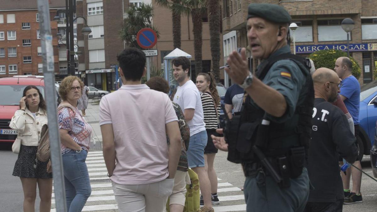 Un guardia civil aleja a los curiosos de la zona del suceso.