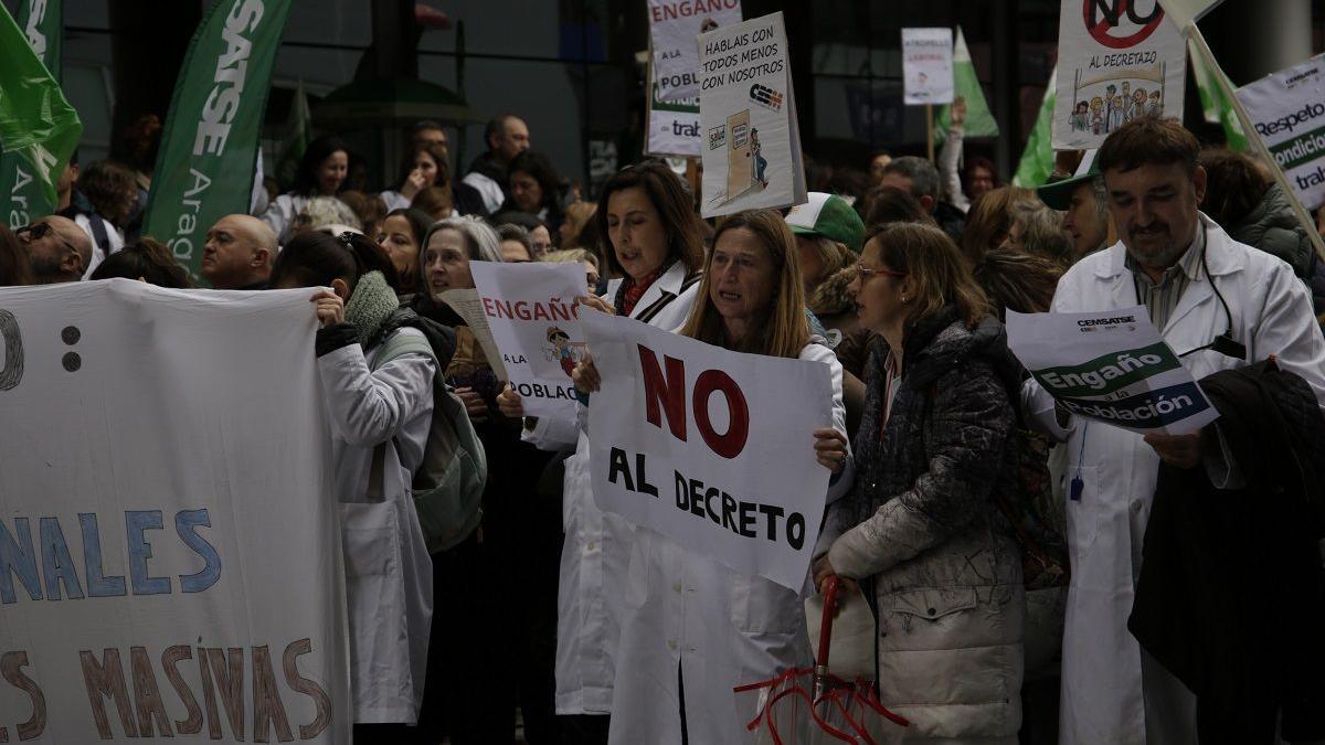 Concentración de sanitarios en la consejería de Sanidad, este lunes en Zaragoza.