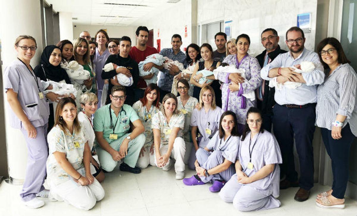 Nueve de los once recién nacidos con sus familias y miembros del centro sanitario