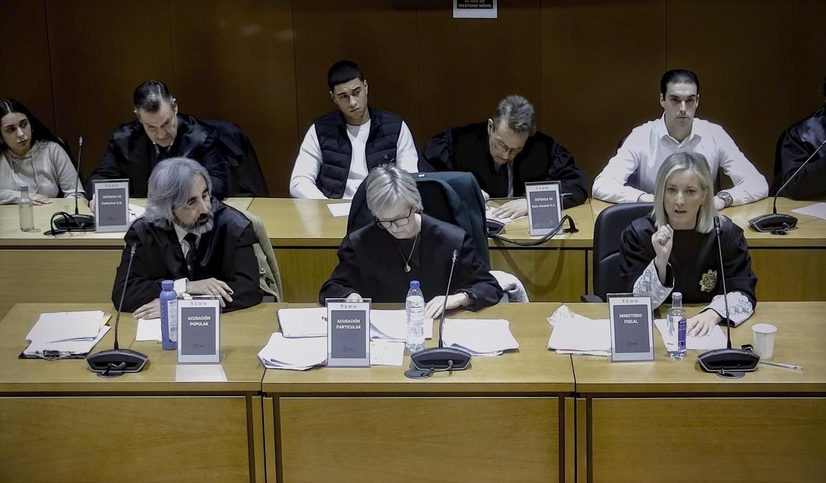 María Olga Serrano, abajo a la derecha, durante el juicio por el asesinato de Samuel Luiz.