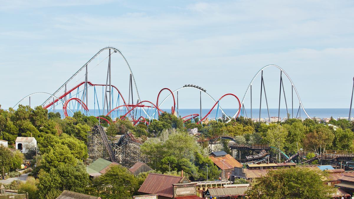 PortAventura World ofrece 42 atracciones y más de 60 espectáculos diarios para el disfrute de mayores y pequeños.