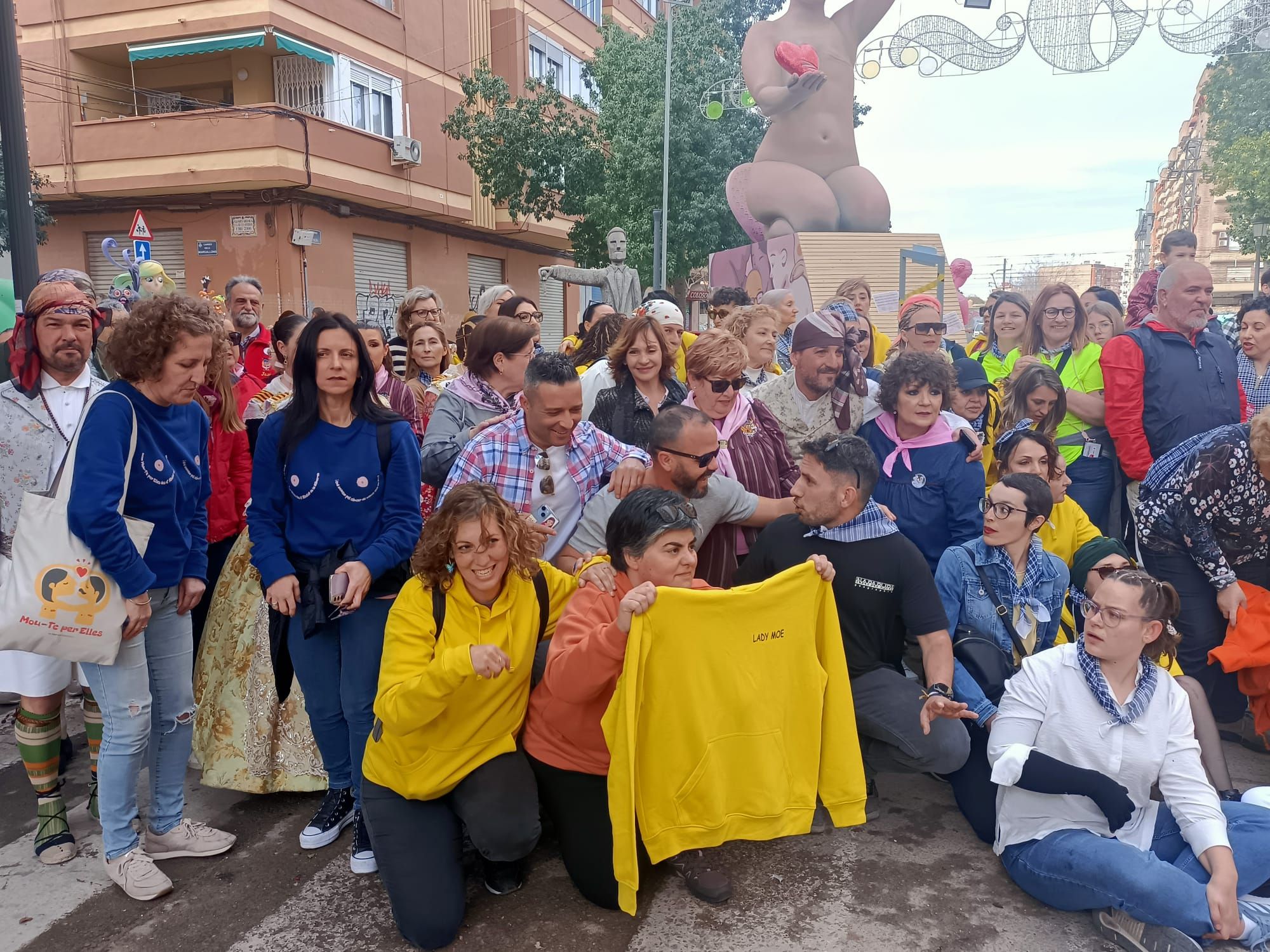 Mujeres con cáncer se citan en la falla para compartir un momento muy especial