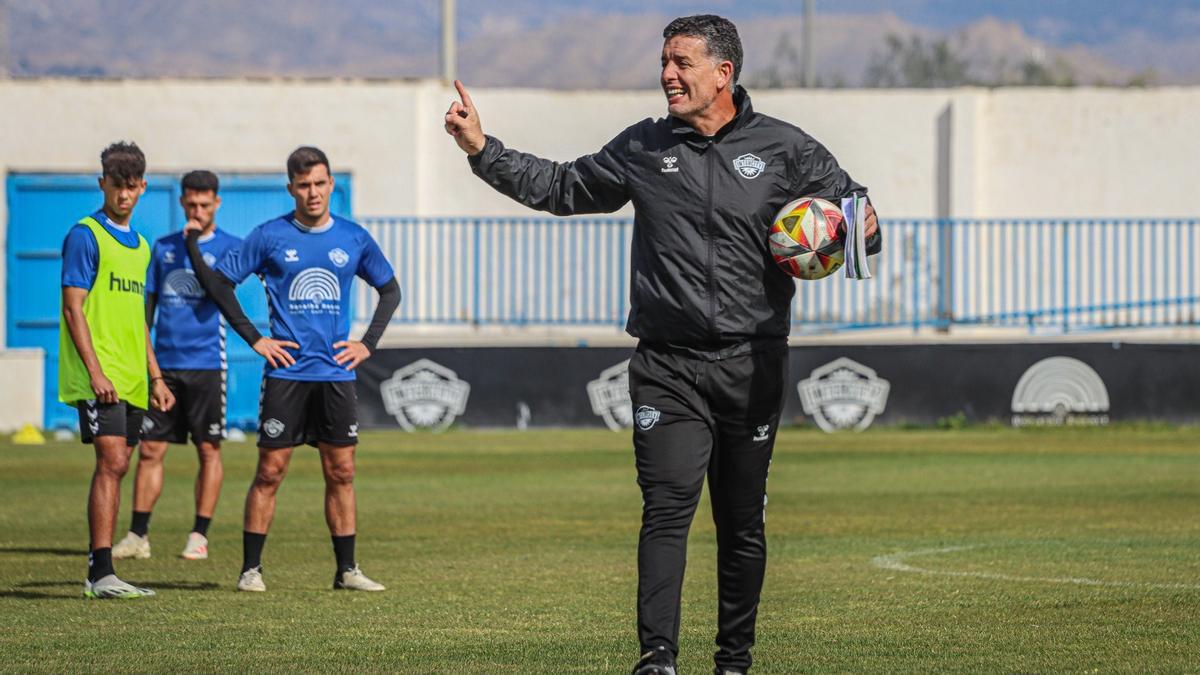 Alejandro Sandroni da insturcciones a sus jugadores durante un entrenamiento del Intercity