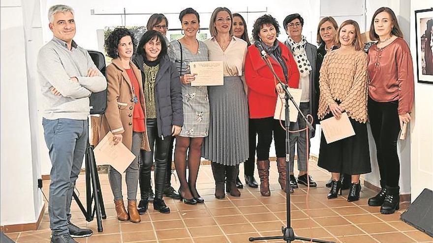 Los alumnos del curso de fotografía exponen sus trabajos en la biblioteca