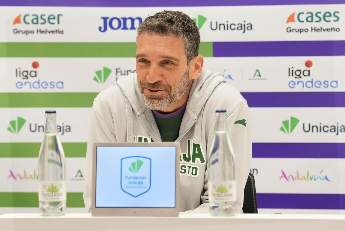 Ibon Navarro atiende a los medios en el Martín Carpena.