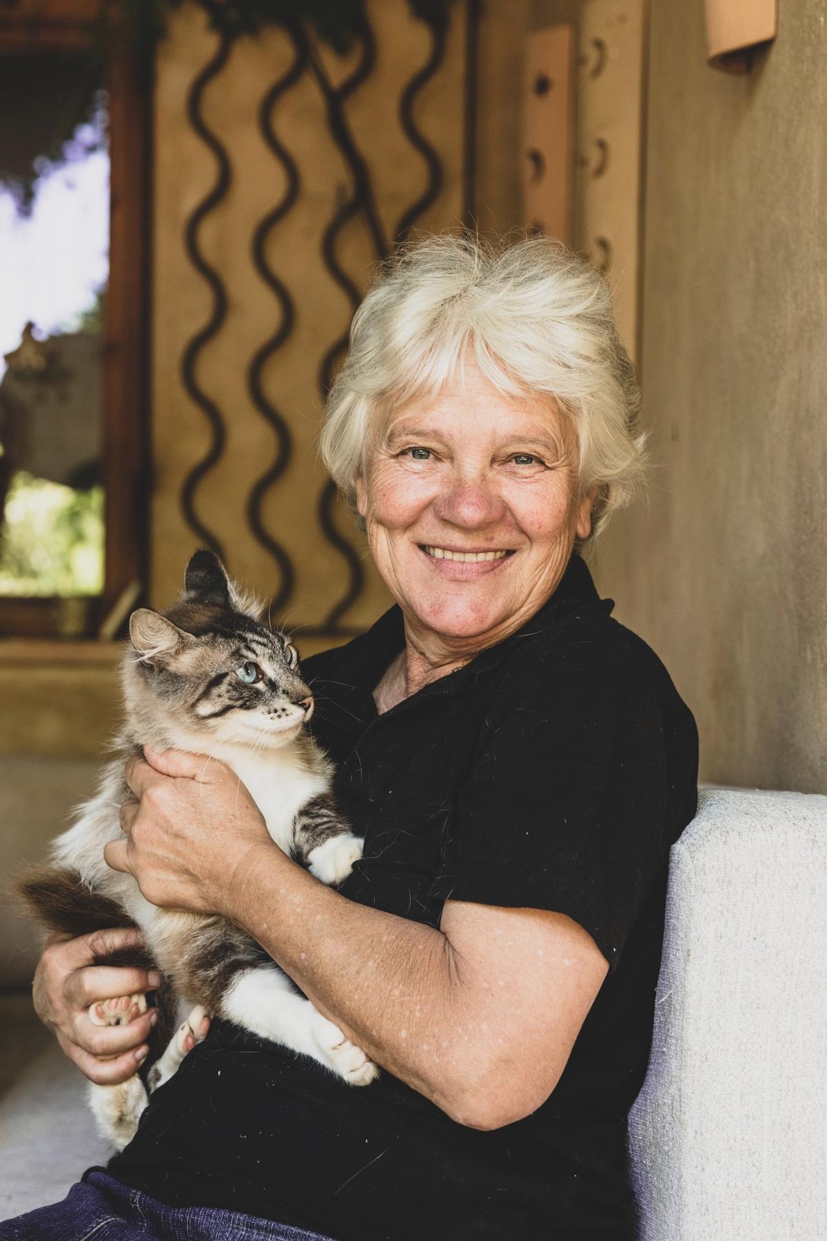 Connie Otto mit einer ihrer Katzen (nicht Natascha).