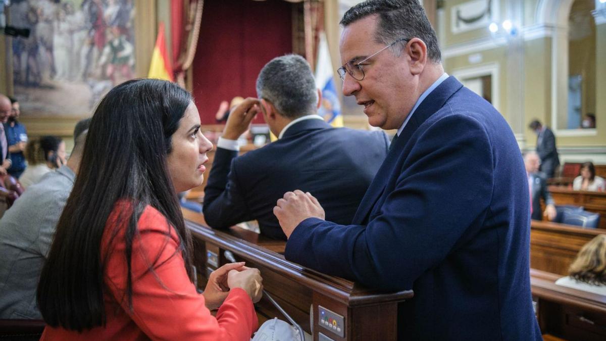 La diputada Vidina Espino y el popular Poli Suárez en el Parlamento. |