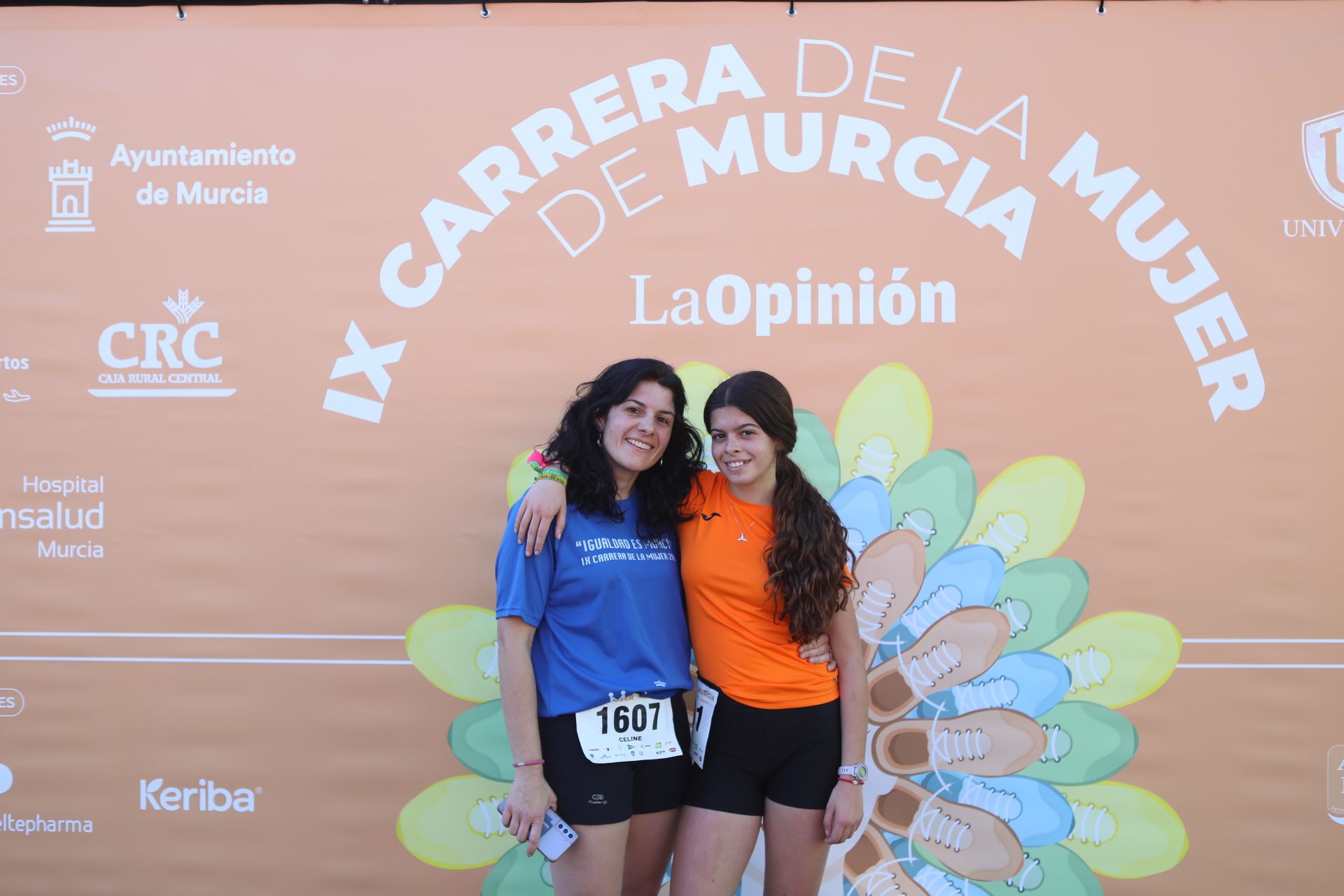 Las participantes posan en el photocall tras finalizar la Carrera de la mujer de Murcia