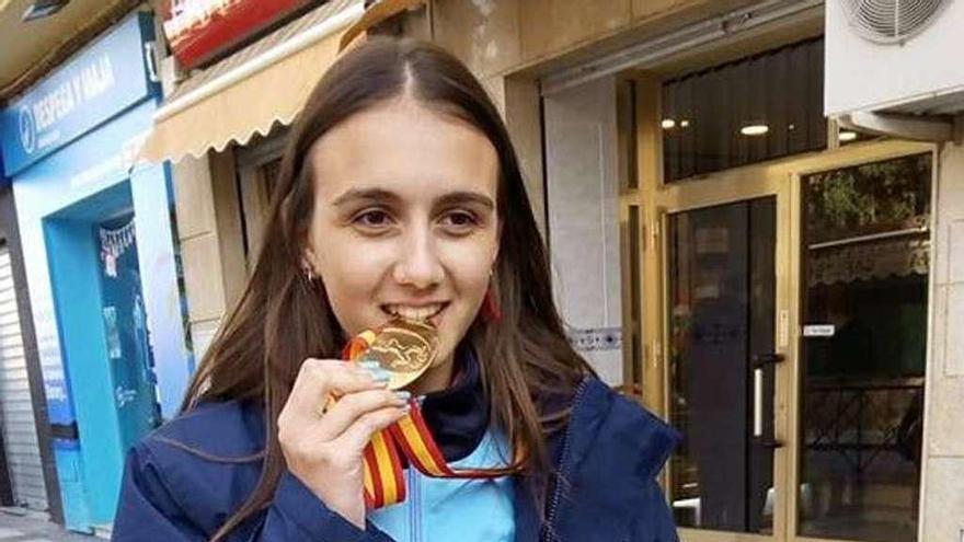 Iria Rivas muerde la medalla de oro conseguida ayer en Guadix.