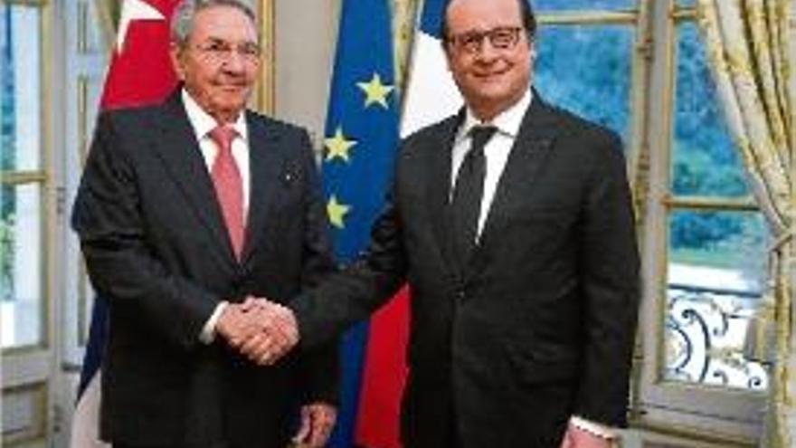 Hollande demana la fi del bloqueig a Cuba