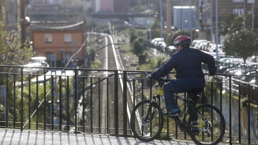 Las vías del tren a su paso por el Arbolón