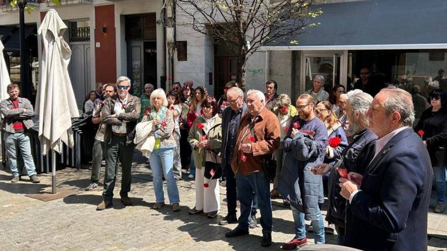 Participantes en el homenaje, este sábado, ante el colegio Jovellanos.