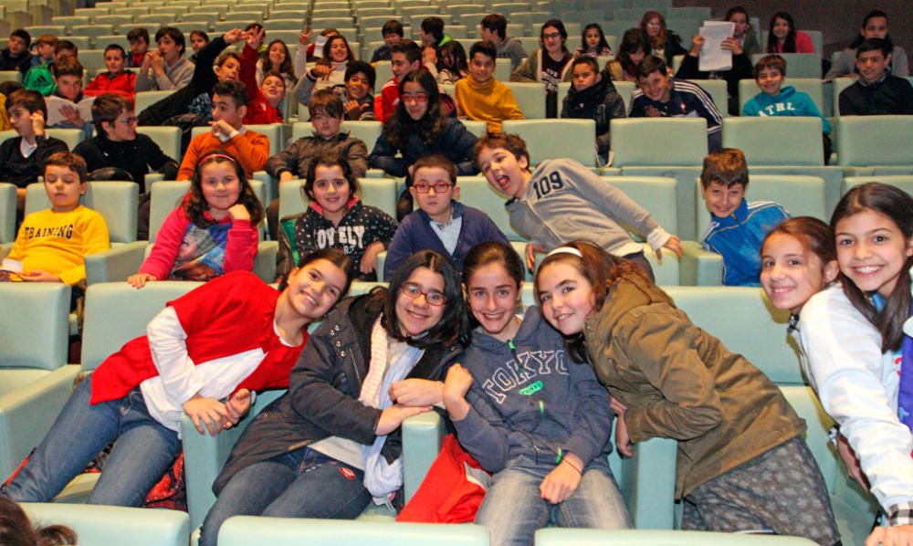 Estudiantes de diez colegios de Vigo y Chapela entrevistan a Chus Lago, Vlado Gudelj y Óscar Pereiro y presencian la transformación de su trabajo en una doble página del diario decano