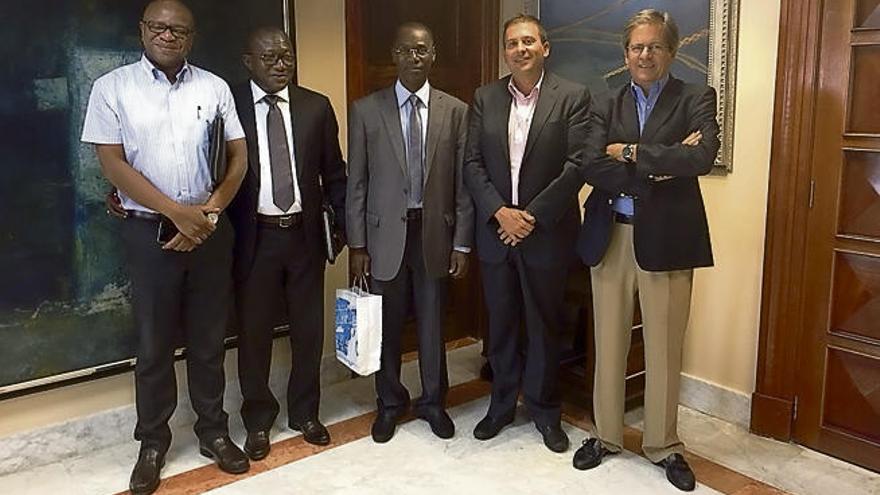 Luis Ibarra (segundo desde la derecha), presidente de la Autoridad Portuaria, y Sergio Galván (derecha), gerente de La Fundación Puertos de Las Palmas, junto a representantes de la delegación, ayer.